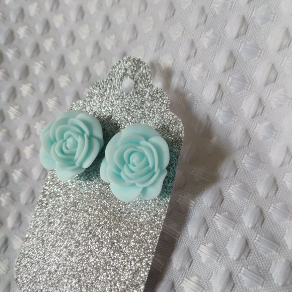 Rose stud Earrings - Picture 3 of 7